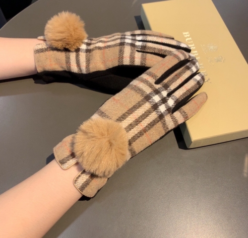 No. 90504    BURBERRY    Wool gloves, one size fits all