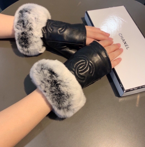 No. 90503   Chanel     Short lazy rabbit hair gloves