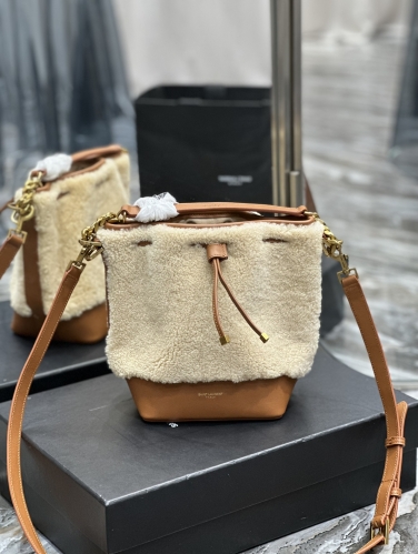 No.54692   697640   14.5*20*12cm  EMMANUELLE quilted bucket bag, lamb fur+imported cowhide+vintage gold hardware