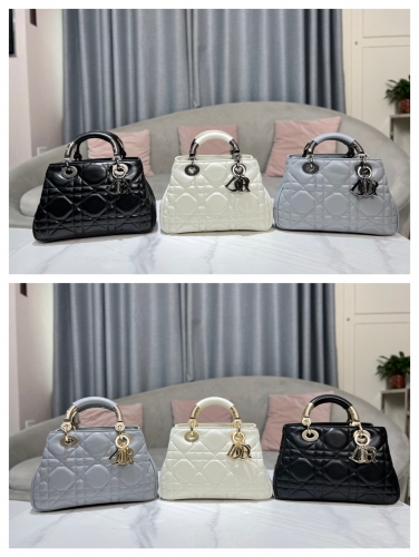 No.54913    0062-2   24*18*10cm  Show runway style, Lady Dior handbag, cowhide plaid, quilted oversized rattan plaid Gold buckle, gun buckle