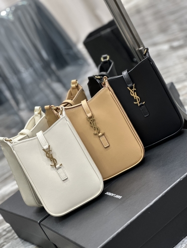 No.55137   735214   18*13.5*3.5cm  LE 5A7 series_ Mobile phone bag, gold buckle