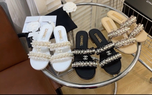 No.63394   CHENL size 34-41  Pearl sheepskin slippers