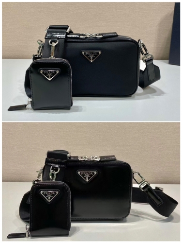 No.55182     2VH070   19*12.5*5.5cm  New small messenger bag, imported nylon fabric/vintage glossy leather