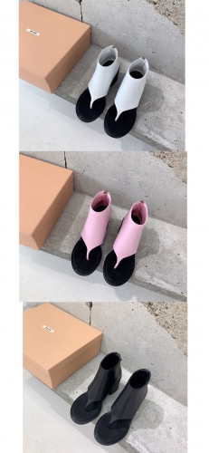 No.63454   size 35-40  MIU MIU The runway style clip toe cool boots are made of cowhide fabric