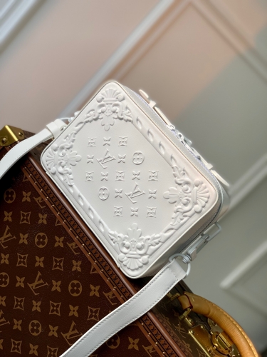 No.55336  M21833     21.5*15*7cm  Box bag box series HANDLE SOFT TRUNK handbag, white full leather embossed