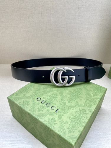 No.90767   GUCCI  Single layer tree cream leather belt with vintage double G buckle, width 3.8cm