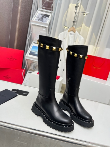 No.64021  Valentino Liu Nai's 2023 runway show new knight boots. Head layer cowhide. Sizes 35-41.