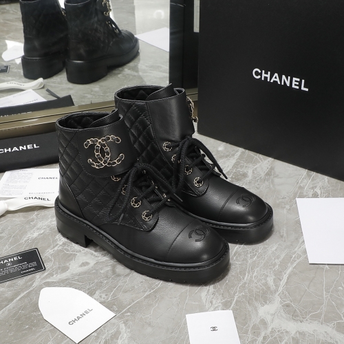 No.64220    CHANEL  New autumn/winter 2023 diamond checkered short boots. Black calf wrinkled leather, apricot/off white mixed sheepskin. Size 35-40