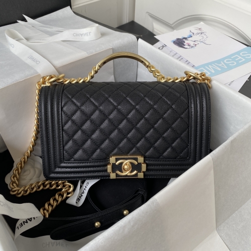 No.55870   A94804  25cm  23B The new season limited autumn and winter series Chanel leboy black gold medium. Handle style