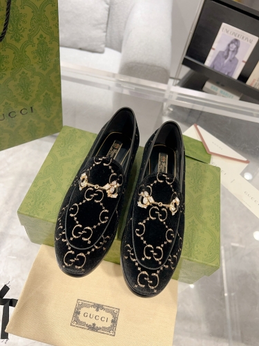 No.64279   Gucci crystal diamond horseshoe buckle single shoe. High velvet+3D electric embroidered upper. Real leather bottom. Size 35-41