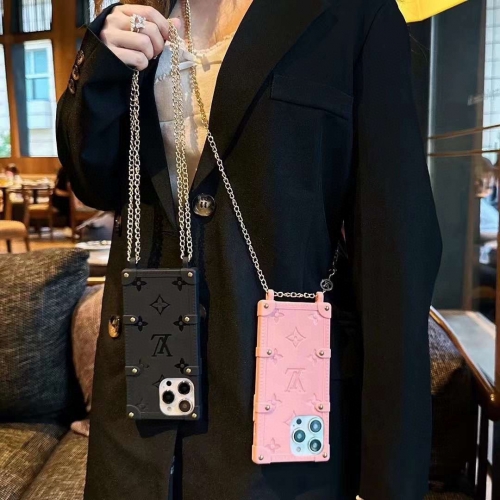 No.91130   Lv official website synchronizes with the new summer model, with a rivet chain phone case and a portable crossbody