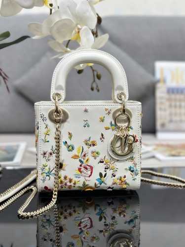 No. 56003   M0505  17*15*7cm  Lady Dior embroidered floral beads in three squares Imported cowhide handmade Dai Fei Bao