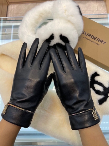 No.91301   Burberry Sheepskin gloves Size M-L