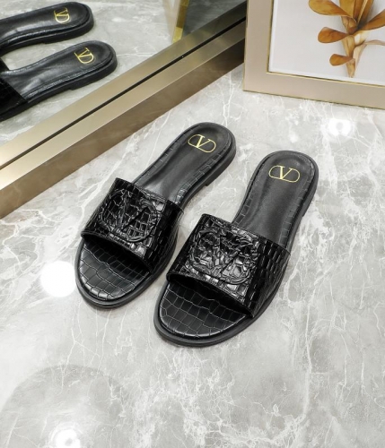 No.64594    Valentino slippers Stone patterned cow patent leather, Inner sheepskin Size: 35-42