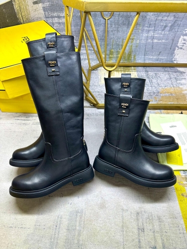 No.65003   FENDI Knight boots, made of black cowhide fabric Paired with metal fasteners Sheepskin lining 35-42