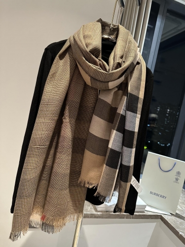 No.91588   2024.9.22  Burberry Double sided shawl scarf Vintage plaid classic camel color paired with retro houndstooth on the reverse side 200*100cm