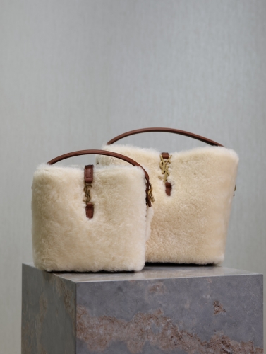 No.57323   765870    15*13*6cm    749036    17*20*13cm   Le 37 Bucket Bag Lamb wool