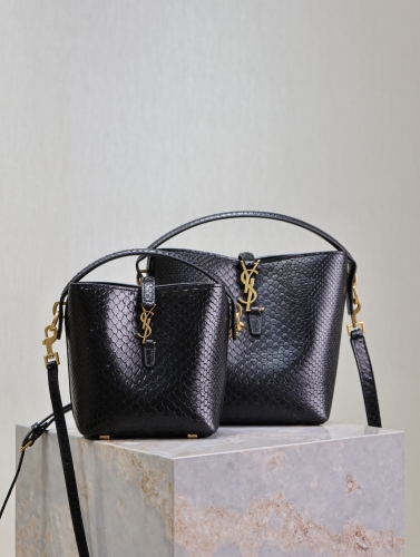 No.57324    765870     15*13*6cm   749036    17*20*13cm   Le 37 Bucket Bag Serpentine pattern Italian calf leather