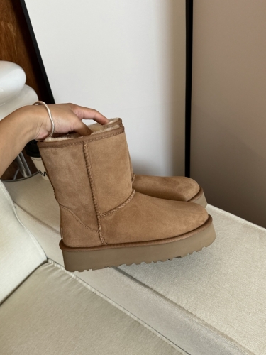 No.58964 UGG boots size 35-40 middle top