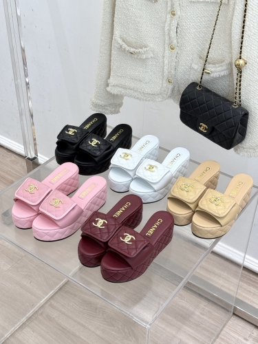 No.65325    Chanel Flip backpack buckle diamond grid chain thick soled slippers Imported lambskin Size: 35-41 2025/3