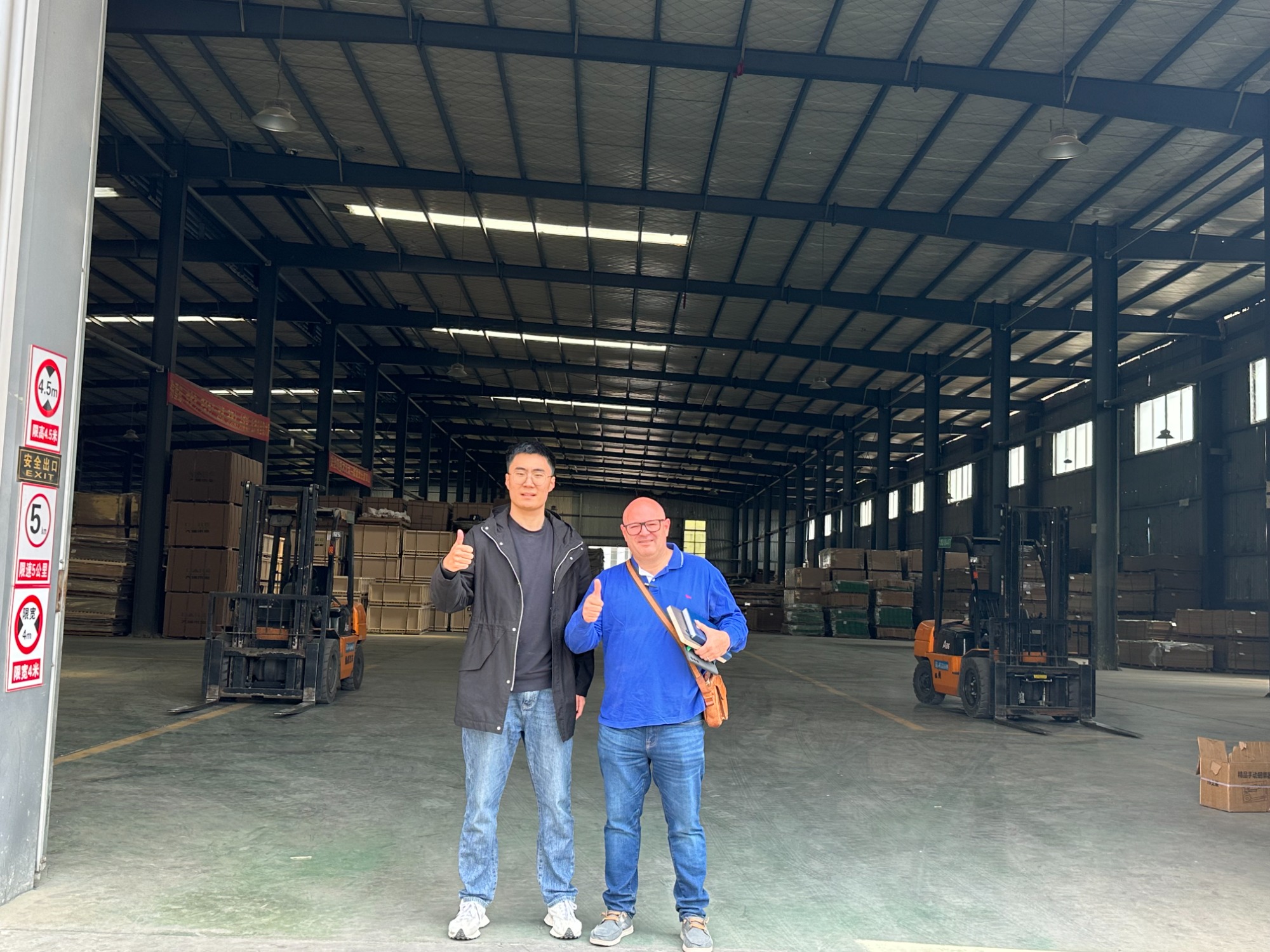 Mexican Client Visits Our Factory and Expresses High Satisfaction with Our Synchronized Melamine Board