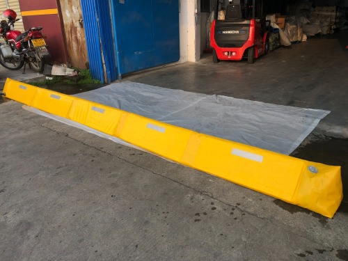 Yellow PVC Tarpaulin Triangular Flood Barrier