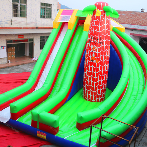 Escorrega inflável de playground