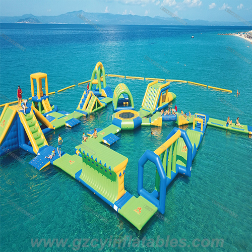 Parque aquático flutuante inflável da Grécia