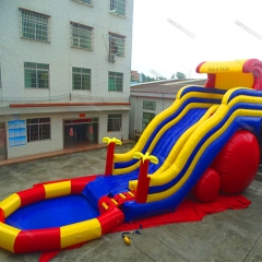 Tobogán inflable grande al aire libre con piscina