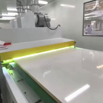 High-gloss UV curing process for white furniture panels, scratch-resistant and easy-to-clean finish