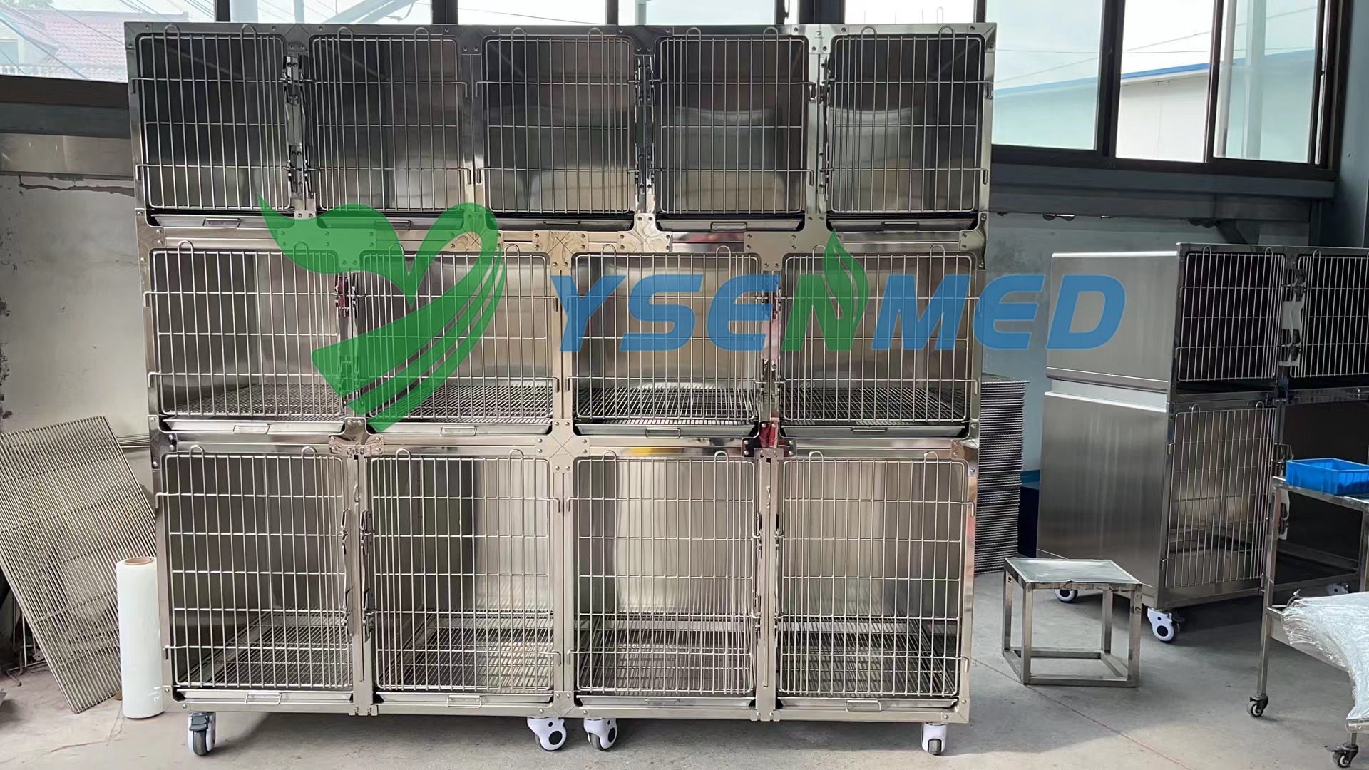 High quality 304 stainless steel pet cages for a vet clinic in Bahrain.