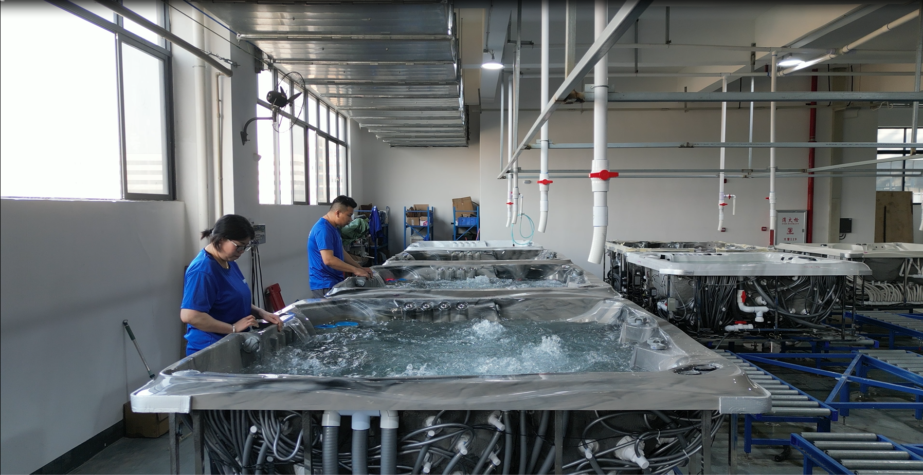 JOYEE acrylic hot tub.
