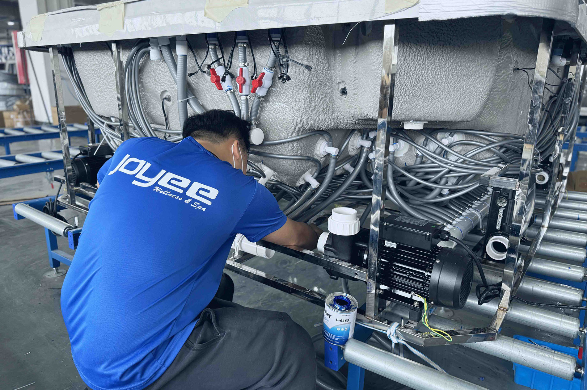 JOYEE forming hot tub.