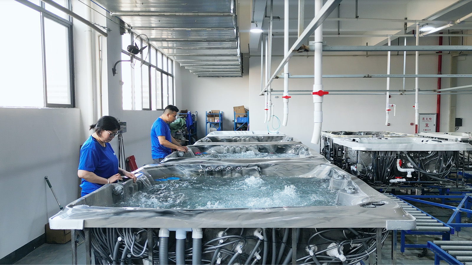 JOYEE acrylic hot tub.