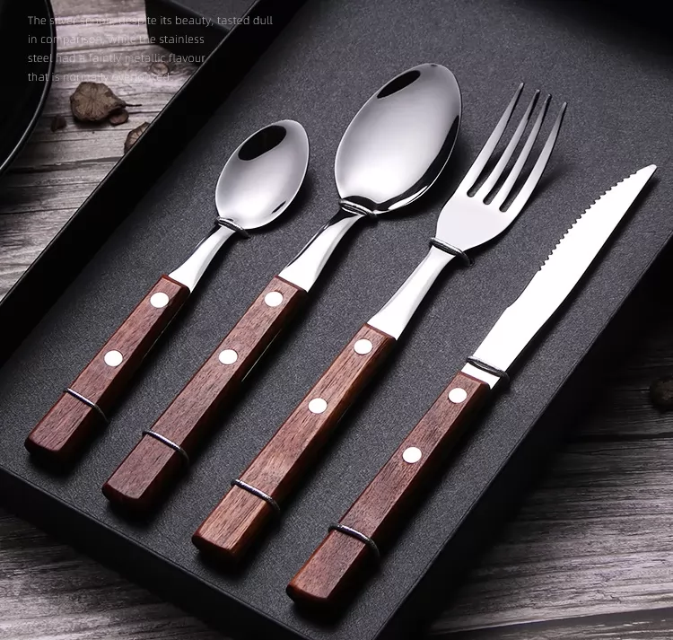 Wood-colored pear wood set