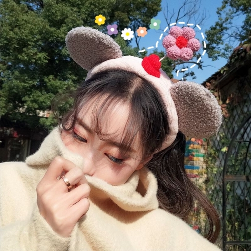 Flowers wash their faces and tie their hair with women. Korean cartoon fairy headband hood is funny. Mori hairband