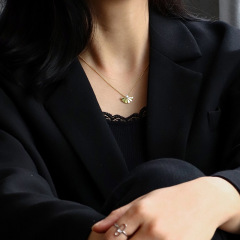 Minimalist zensu fan with pearl necklace in 14k gold plating