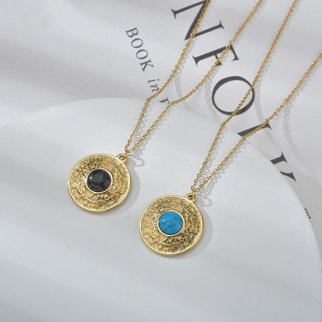 Hammered medallion with turquoise necklace in stainless steel