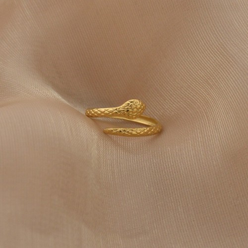 Anillo ajustable con forma de serpiente de acero ba?ado en oro