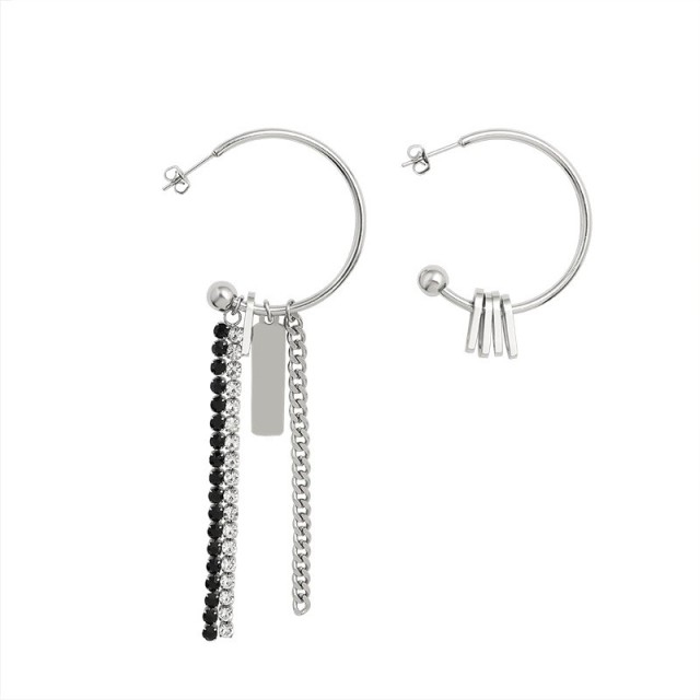 Asymmetrical hoop earrings with ova drops and chain