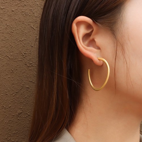 Minimalist asymmetric hoop earrings in gold plating steel