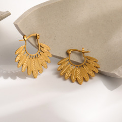 Leaf shaped stainless steel earrings / Boucle d'oreilles en acier inoxydable