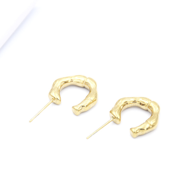 Simple C-shape STAINLESS STEEL STUD EARRINGS / Boucle d'oreilles en acier inoxydable