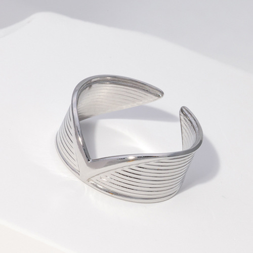Trendy Creative V shaped Stainless Steel Wide Opening Ring / Bague ouverte en acier inoxydable