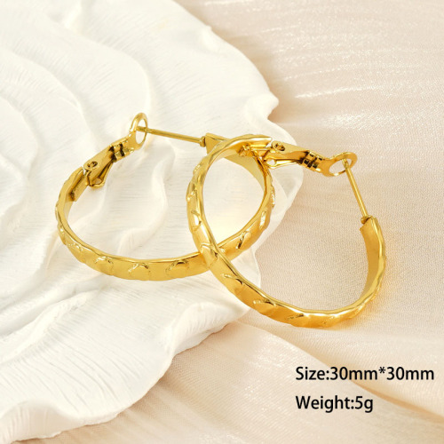 18K Hollow Gold Hoop Earrings with Engraved Heart Designs