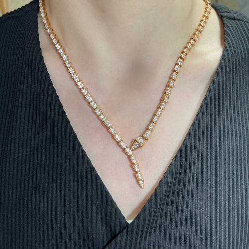 Top grade Bvlgari v gold necklace