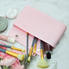 Multi-Purpose Silicone Clutch – Magnetic, Waterproof, Durable & Easy to Clean，Cosmetic Bag & Phone Holder