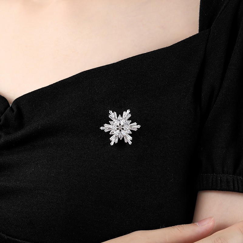 28mm Super Shiny Snowflake AAA Cubic Zirconia Crystal Brooch and Button Cheap Wholesale