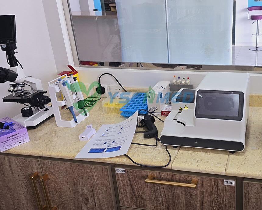 Un vétérinaire saoudien est satisfait des résultats précis de l'analyseur d'urine vétérinaire YSU-300V