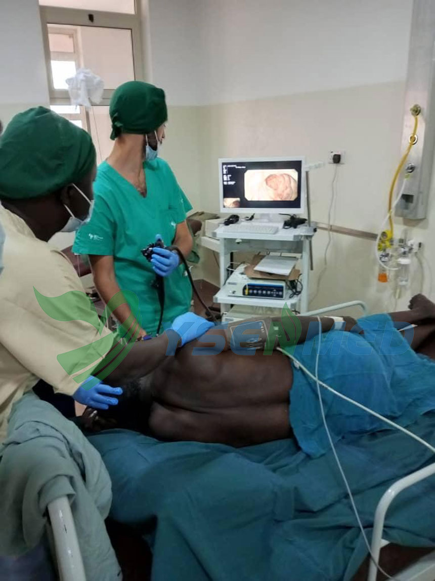 Des médecins ougandais effectuent une opération avec le système d'endoscope vidéo YSVME-200